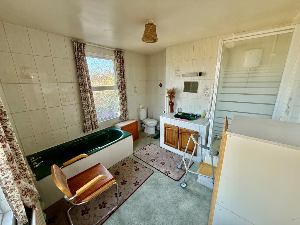 Lot: 141 - VACANT PAIR OF FLATS FOR REFURBISHMENT - Maisonette bathroom with shower and W.C.
